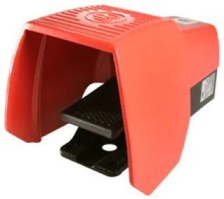 מפסק רגל עם כיסוי הגנה - SPDT 1NO / 1NC - 500V 10A
